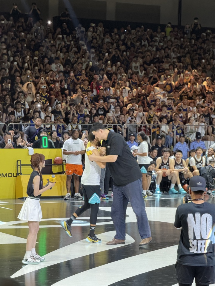 姚明中场致辞对话库里 两代篮球明星同框身高差引热议