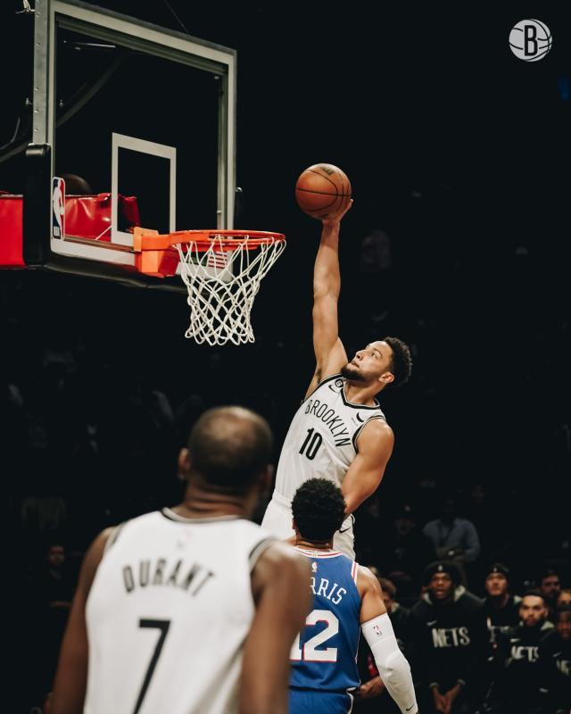 开云体育在线-有妙传也有尴尬出手 西蒙斯复出不紧张、很兴奋！