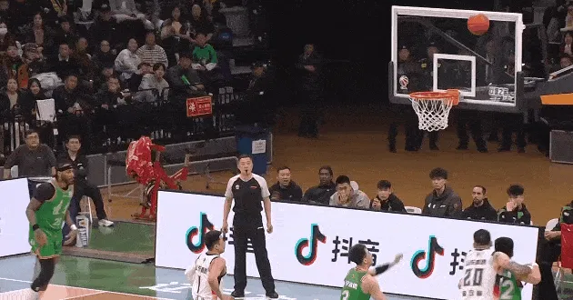 开云体育登录-赵继伟抢篮板造成高诗岩犯规，随后两罚全中辽宁反超山东